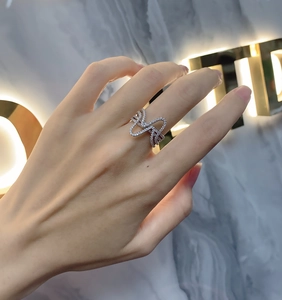 Gros plan sur bague en argent double épaisseur sertie de zircons cubiques scintillants