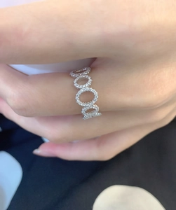 Detail eines S925 Sterlingsilber Kettenrings mit Zirkonia-Steinen an der Hand