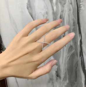 Détail de la bague croisée en X en argent s925 avec pavé de cristaux de zircone cubique