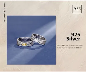 Dettaglio degli anelli in argento sterling 925 con pietre gialle e design a catena