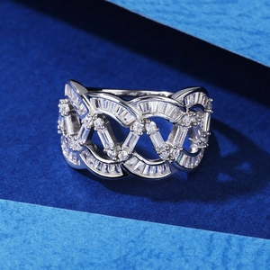 Bague large vagues en argent sterling avec zircons scintillants et design entrelacé