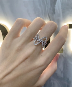 Détail d'une bague vague en argent sterling sertie de zircons blancs sur une main