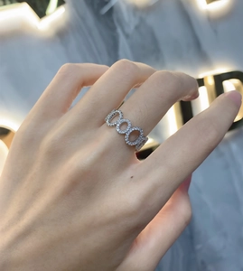 Detailansicht eines S925 Silberrings mit ineinandergreifenden Kreisen und Kristall-Pavé
