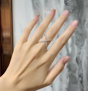 Détail d'une bague croisée en argent S925 sertie de micro-pavés de pierres zircones