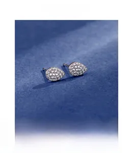Détails macro de boucles d'oreilles gouttes en argent 925 avec pavé de cristaux