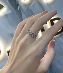 Makroaufnahme des S925 Silber Rings mit ovalen Gliedern und Pavé-Besatz