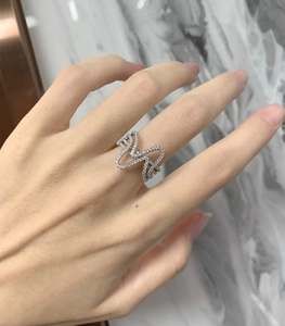 Détail d'une bague double couche en argent sterling avec oxydes de zirconium sertis
