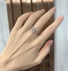 Gros plan sur la bague double couche ondulée en argent massif pavée de zircons brillants