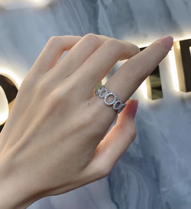 Detailansicht eines S925 Sterlingsilber Ringes mit verbundenen Kreisen und Zirkon-Besatz
