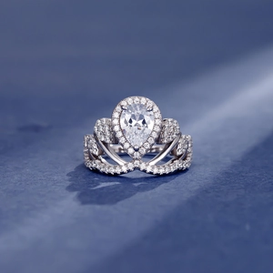 Bague couronne en argent 925 avec pierre taille poire et oxydes sur fond bleu foncé