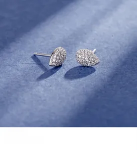 Vue macro de boucles d'oreilles goutte avec pavé de zircons et placage de platine