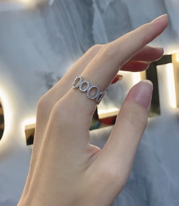 Detail eines S925 Sterling Silber Kettenrings mit Zirkonia-Besatz am Finger
