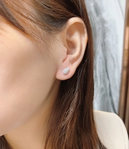 Gros plan de boucles d'oreilles gouttes en argent S925 avec zircons blancs sur l'oreille