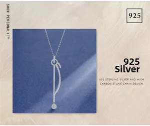Détail du pendentif long en argent 925 avec des pierres brillantes serties