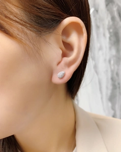 Gros plan de boucles d'oreilles gouttes en argent 925 avec zircons blancs sertis sur un modèle