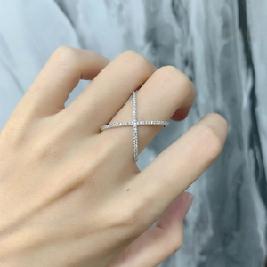 Bague croisée élégante en argent s925 avec zircons blancs sur fond de marbre chic