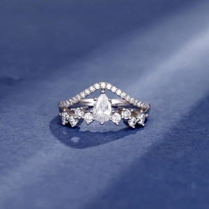 Sparkling S925 sterling silver ring with pear-cut water drop gem on dark background