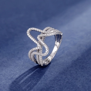 Bague vague à double couche en argent sterling avec zircons pavés sur fond sombre