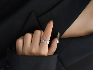 Detalle macro de anillo de plata S925 con esmeralda ovalada y pavé de diamantes finos