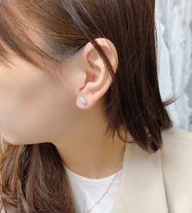 Gros plan de boucles d'oreilles gouttes en argent 925 avec pavé de zircons sur modèle