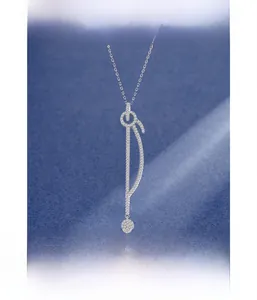 Détail macro du pendentif en argent S925 avec sphère sertie de zircons blancs