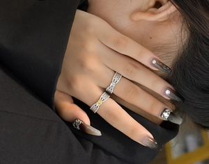 Detalle de dos anillos vintage de plata S925 con piedras de corte esmeralda y pavé