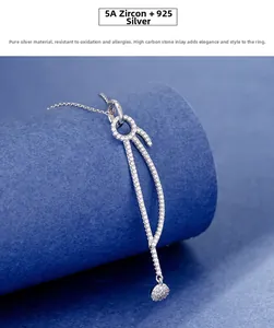 Vue macro détaillée d'un long pendentif en argent sterling S925 avec pierres de zircon 5A