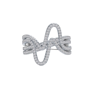 Bague multicouche argentée au design ondulé avec zircons blancs pour un look minimaliste