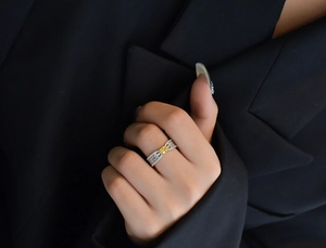Primer plano de anillo con gema amarilla ovalada y pavé de diamantes en banda de plata