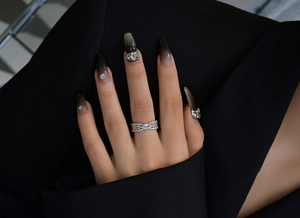 Detalle de anillo de corte esmeralda con micro-pave de circón en banda de plata usado