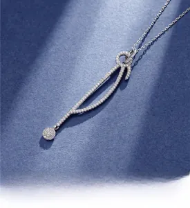 Vue détaillée du long collier en argent s925 avec pendentifs en cristaux scintillants