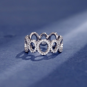 Eleganter S925 Sterlingsilber Ring mit ineinandergreifenden ovalen Zirkonia-Gliedern
