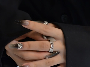 Vista detallada de un anillo de plata S925 con esmeralda ovalada en la mano de un modelo