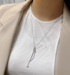 Gros plan du collier élégant à pampilles en argent s925 avec pendentifs en zircon brillant
