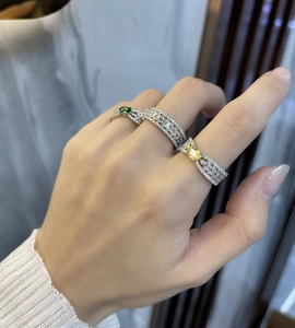 Detalle del conjunto de anillos de plata S925 con piedras verdes y amarillas