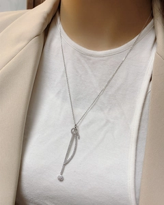 Détail du collier long en argent s925 avec pendentif incurvé serti de cristaux brillants