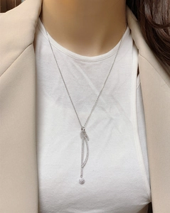 Détail du collier pampille en argent S925 avec pendentif boule de cristal étincelant chic