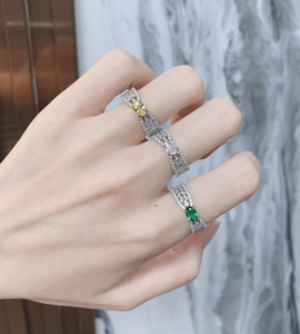 Tres anillos de plata S925 con piedras preciosas en la mano de una modelo