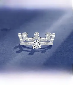 Détail macro de l'ensemble bague couronne en argent 925 avec sertissage micro-pavé