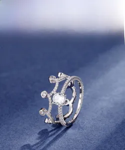 Gros plan sur l'ensemble de bagues couronne en argent 925 avec zircons 5A brillants