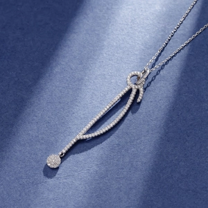 Collier élégant en argent 925 avec long pendentif incurvé et micro-pavage de zircons blancs