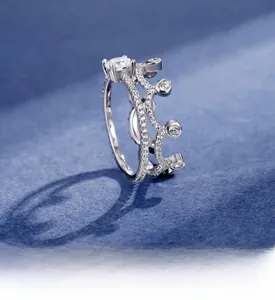 Vue macro d'un ensemble de bagues couronne en argent avec finition platine et zircons