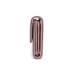 Détail des plis en accordéon multicouches du long portefeuille femme en similicuir rose