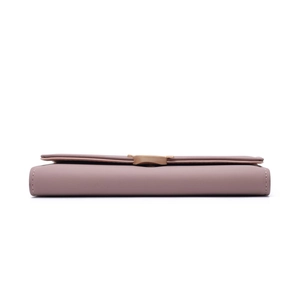 Profil latéral d'un long portefeuille en cuir PU rose poudré avec fermoir feuille doré mat