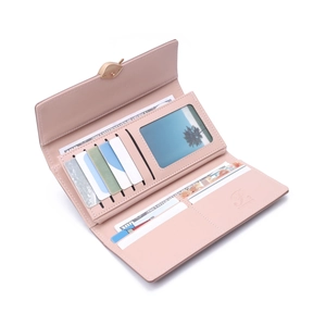 Détails de l'intérieur du portefeuille long rose avec fentes pour cartes et fermoir feuille