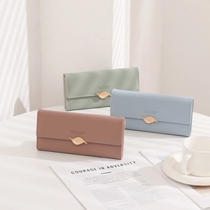 Détail de portefeuilles longs en similicuir avec boucle feuille en couleurs pastel