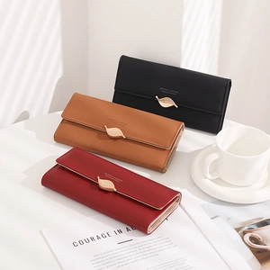 Trois portefeuilles longs pour femmes en rouge, marron et noir avec boucle en feuille dorée