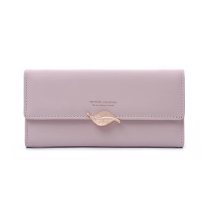 Détail du portefeuille long en similicuir violet avec boucle feuille dorée et texte