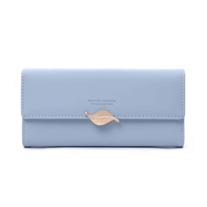 Vue détaillée du portefeuille long bleu clair avec boucle en feuille dorée et texture mate