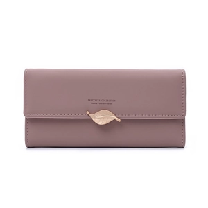 Gros plan du portefeuille long en cuir rose avec boucle feuille d'or et gravure